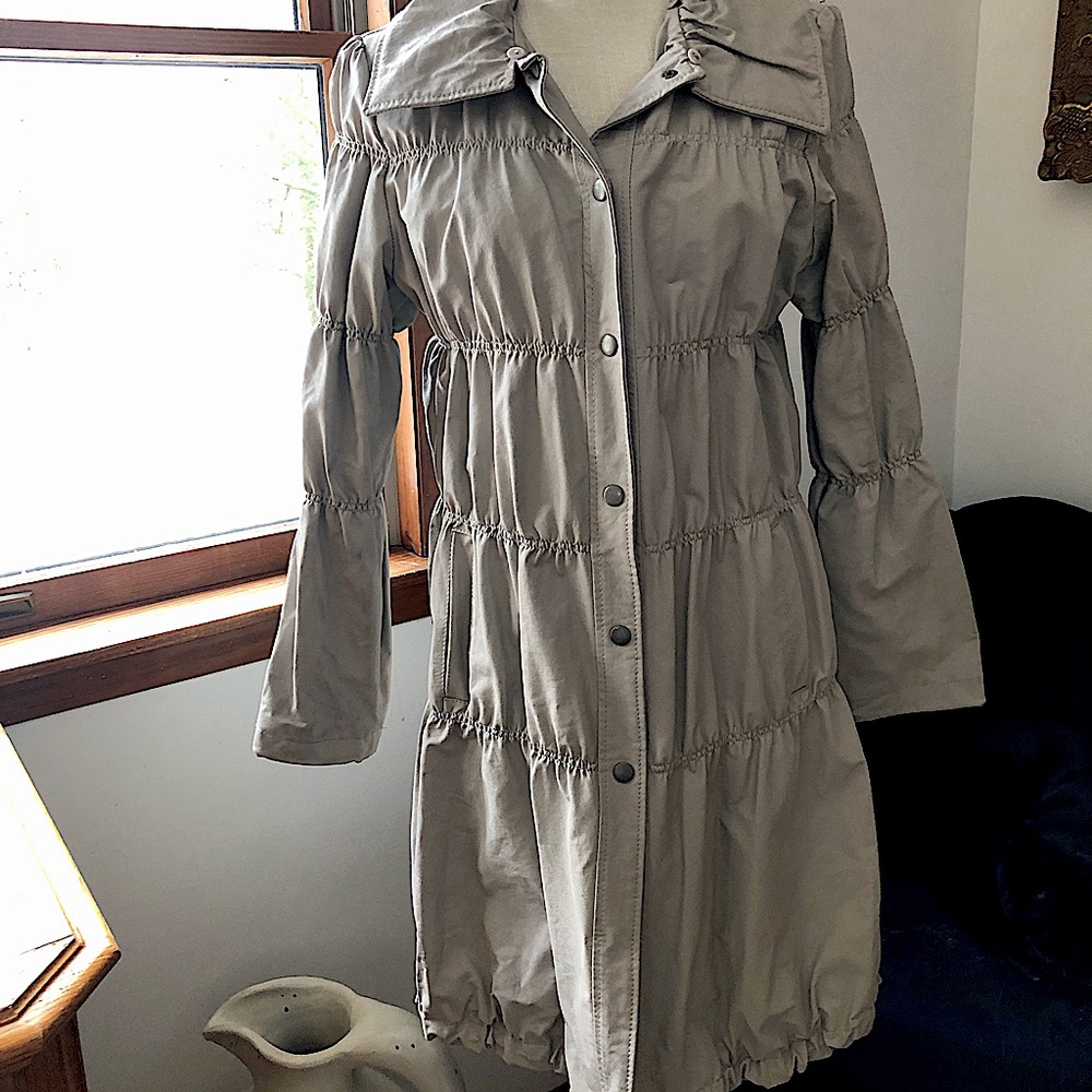 Adrienne Landau trench style jacket in light grey.
